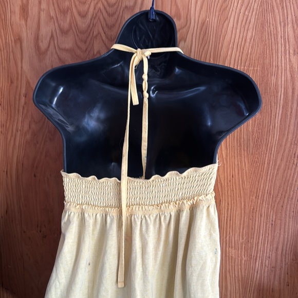 Yellow Volcom Tie neck halter top. V neck. Cute crochet floral pattern women’s m - Picture 3 of 3